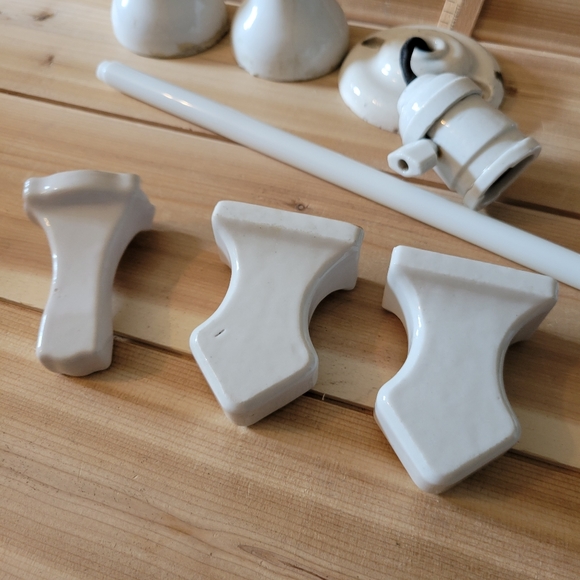 Vintage Ceramic Bathroom Fixtures - Picture 3 of 8